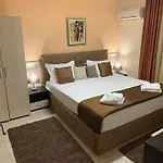 Venis House בית הארחה